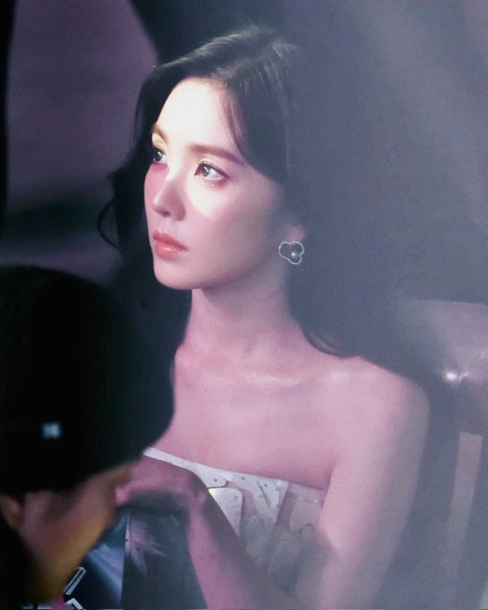 pinkpurplebae's tweet image. This is a face sculpted for the cinema.