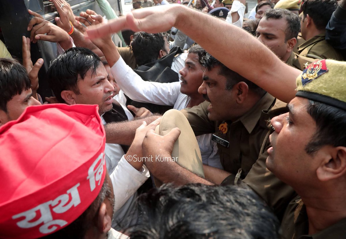 aneesrajasp's tweet photo. आज मैगजीन #INDIATODAY के खिलाफ लखनऊ हजरतगंज पर इंडिया टुडे की प्रतियाँ जलाकर विरोध दर्ज किया गया।

"नेताजी का यह अपमान नहीं सहेगा हिंदुस्तान"

@yadavakhilesh @samajwadiparty @mediacellsp https://t.co/3y3N0JmCgm