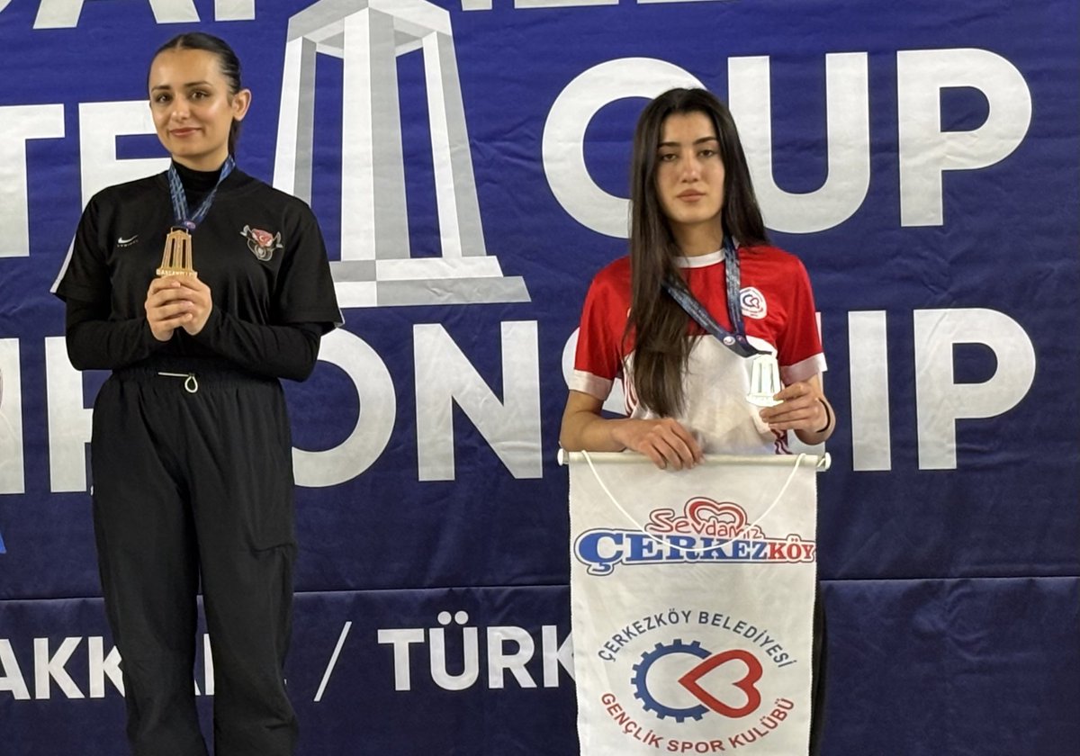 🥋 Çerkezköy Belediye Spor Kulübü Karate Takımımız, Çanakkale’de düzenlenen 2. Uluslararası Dardanel Cup’ta kentimizi başarıyla temsil etti!

Takımımız 4 sporcu ile mücadele ederek 2 altın ve 3 bronz madalya kazandı. 14-15 Yaş Kata’da Yasemin Kasal ve 16-17 Yaş Kata’da Edanur