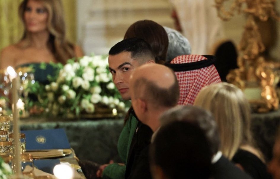 جميعنا نعرف قيمة رونالدو
وتأثيره الذي كان يقتصر على "كرة القدم فقط" ولولا وزن السعودية العظمى ونفوذها العالمي ماضٍ وحاضر وإرتباطه بها لما شُرِعَت له الأبواب ، اللاعب خلال مسيرته لم يحلم بالوصول لهذا المكان ودخول البيت الأبيض الله يعزّ هالبلد وحكامه ولا يعِز عليهم 🇸🇦