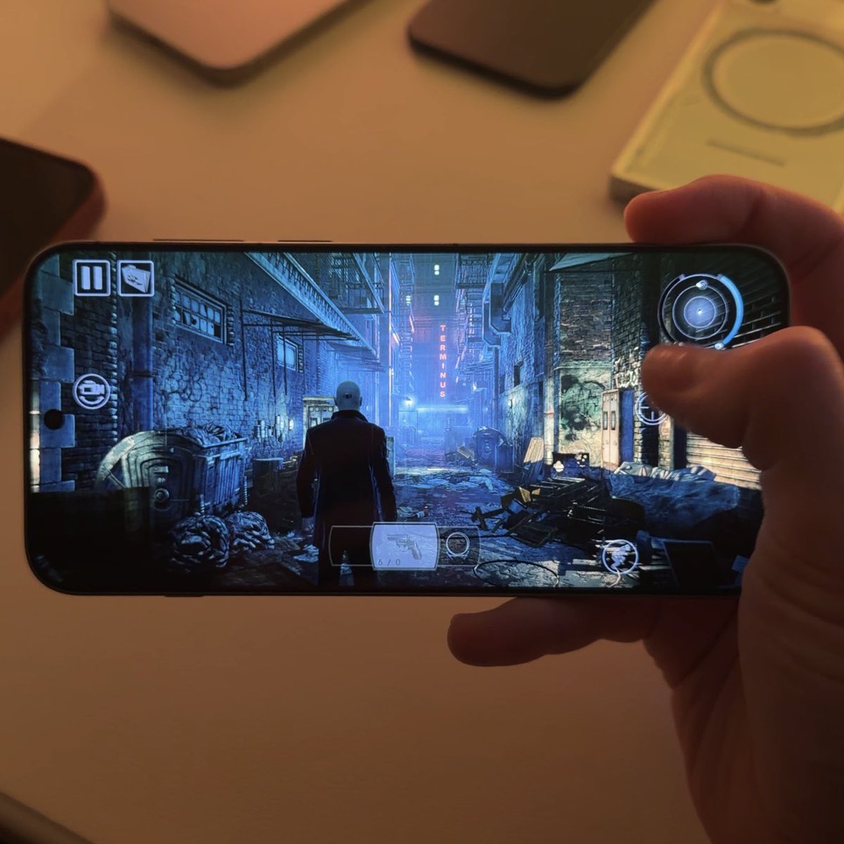 BenGeskin's tweet image. Battery test in gaming: vivo X300 Pro vs OPPO Find X9 Pro ⚡️

Both phones use the same Dimensity 9500 chip and 16GB + 512GB setup. But the battery difference is HUGE:
vivo: 5440 mAh
OPPO: 7500 mAh 

And it really shows 👇

Hitman: Absolution. Max settings, 60fps. Start at 100%.…