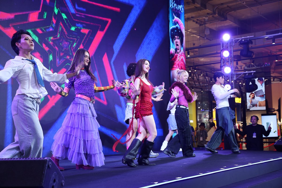 บรรยายกาศงานเปิดตัว 'ดีว่า..ราวี' 
อภิมหาภาพยนตร์ 
บันเทิงหลุดโลก ทะลุขอบจักรวาล 
นำโดย แจ็คกี้ ชาเคอลีน , ปิงปอง ธงชัย, 
นินิว เพชรด่านแก้ว, นุนิว ชวรินทร์ ร่วมด้วย 
บ็อบบี้ นิมิตร และ เติ้ล กิตติภัค ผู้กำกับ
ดีว่า..ราวี
10 ธันวาคมนี้ที่ เมเจอร์ ซีนีเพล็กซ์ 
#ดีว่าราวี