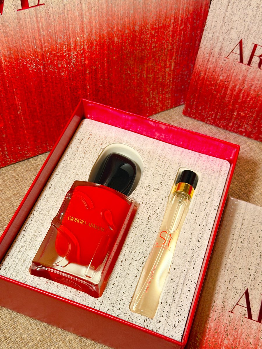ปีนี้ Armani Holiday Collection  กล่องลายใหม่สวยมาก แมตช์กับถุง Holidayrama ที่ให้ฟีลความงดงามแบบ Cinematic

ขอแนะนำ Armani Si Passione EDP
มาเป็นเซตสุดคุ้ม ทั้งไซซ์จริง 1 ขวด และ size พกพา กลิ่นเป็นแนวฟรุตตี้-ฟลอรัลที่มีความอุ่นนุ่ม เซ็กซี่แบบผู้ดี ใช้ได้ทั้งผู้หญิงผู้ชาย