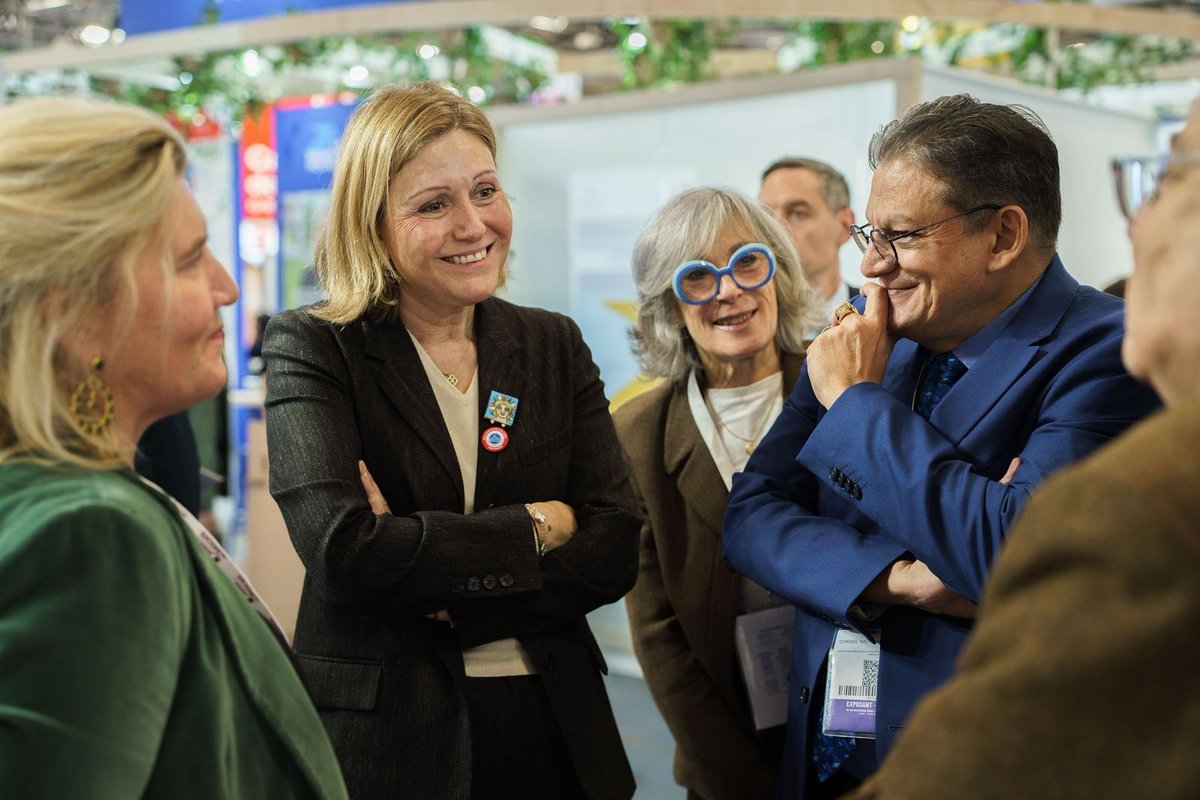 [#SMCL25 🏛️] Au Salon des Maires et des Collectivités Locales, les principes fondamentaux de la démocratie étaient également au cœur des échanges.

Les représentants de la profession <a href="/laurencejoly74/">Laurence Joly</a> et <a href="/LINGIBE/">LINGIBE Patrick</a> ont eu l’occasion d’échanger avec <a href="/YaelBRAUNPIVET/">Yaël Braun-Pivet</a>, sur le rôle