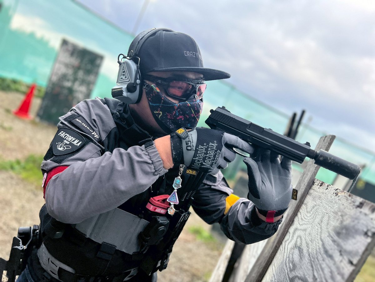 本日の装備は隠れ○ッキーならぬ❓
隠れぜろちゃん装備😍
ぜろちゃん親衛隊ならどこかわかるはず⁉️
冬でも推し活💕したいので早くパーカーかトレーナーが欲しいであります🫡
<a href="/sgs_zero/">ぜろちゃん🔫</a>