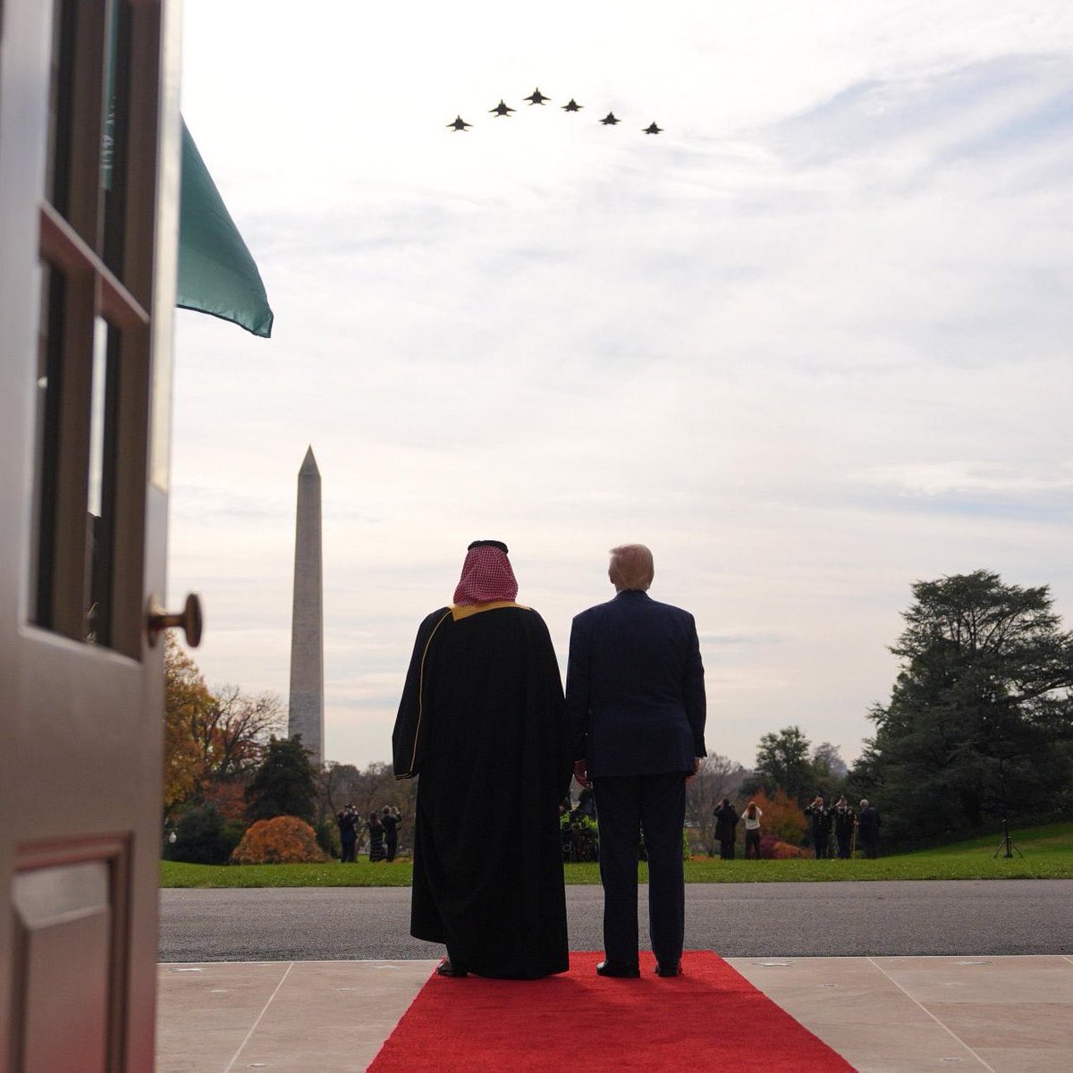 عزيزي الصحافي والمواطن العربي...

أدري انك فخور وفرحان أمس 🇸🇦 لكنك بعضكم صامت يخاف من مؤسسته العميلة أو من ابناء جلدته يقولون لك (رز) (لكزس) (طبال) ...الخ من العبارات التي صنعوها لك لترهيبك من مجتمعك وكسر نفسيتك. 

انت صحافي خلك شجاع وحر وقل كلمتك. 👍🏼