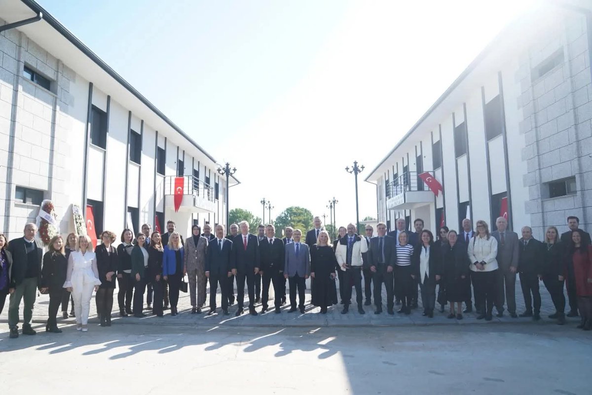 Geçen sene bugün, 
#EgeÜniversitesi Çeşme Turizm Fakültesi Shipley-Altındağ Ögrenci Yurdu'nun  açılış törenini gerçekleştirmiştik.1.5 milyon dolarlık rekor  bağışla yapılan muhteşem eserin  inşasına vesile olmak kariyerimdeki en büyük onurlardan biridir.  
#Çeşme
#Turizm
#Kampüs