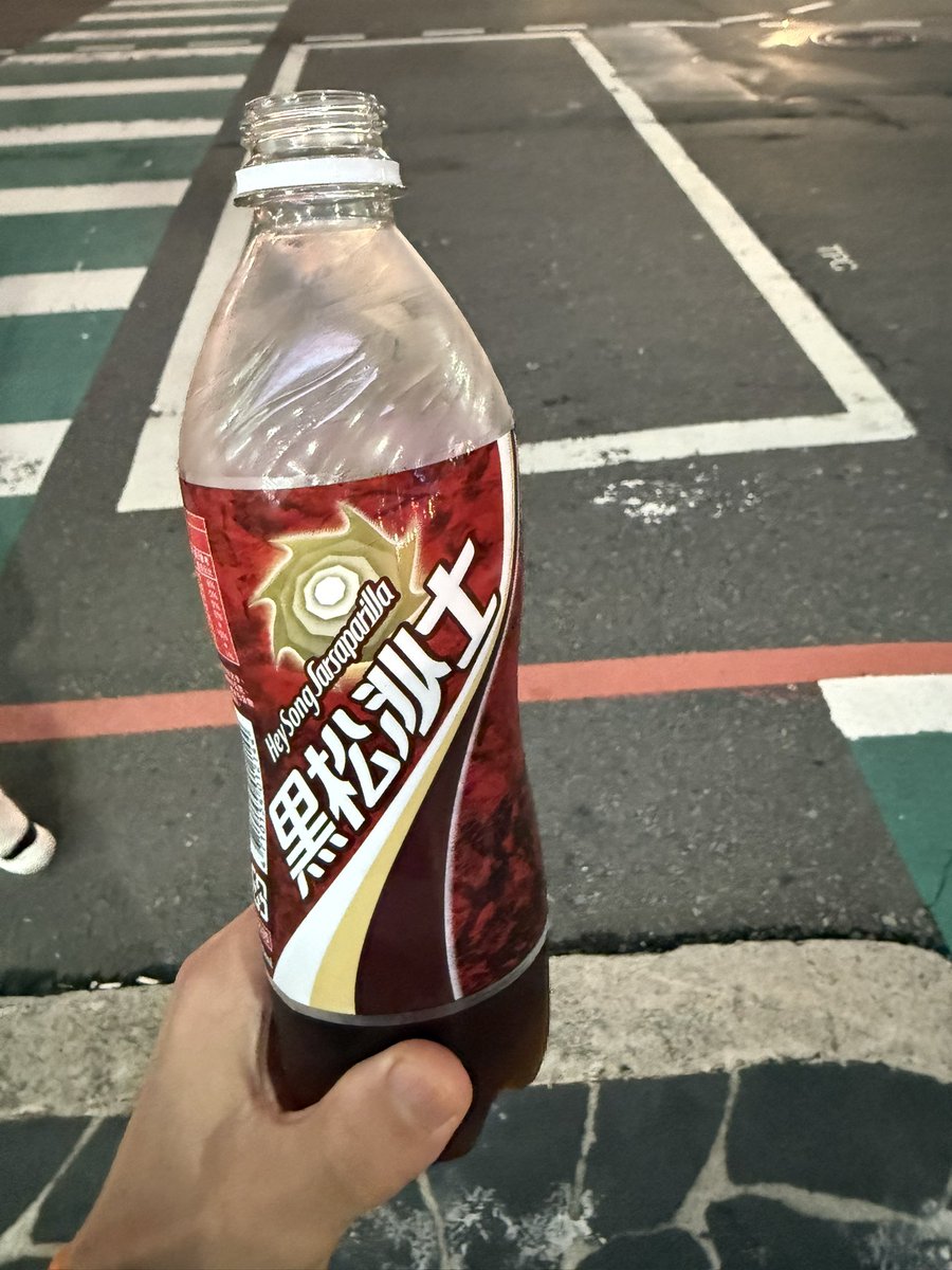 rdespressolab's tweet image. 肉のアフターが非常に悪いので
よく自販機で見る、よくわからない国民的飲み物を買います。
僕の苦手なリコリッシュの味がしますが全てを吹き飛ばしてくれます
最高です。