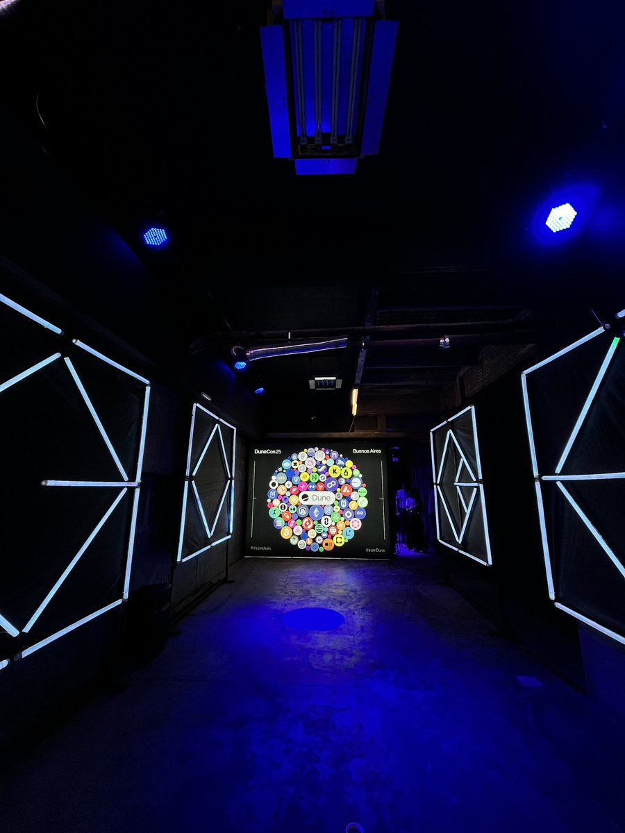 네온 조명과 onchain 디스플레이가 있는 DuneCon25 행사장