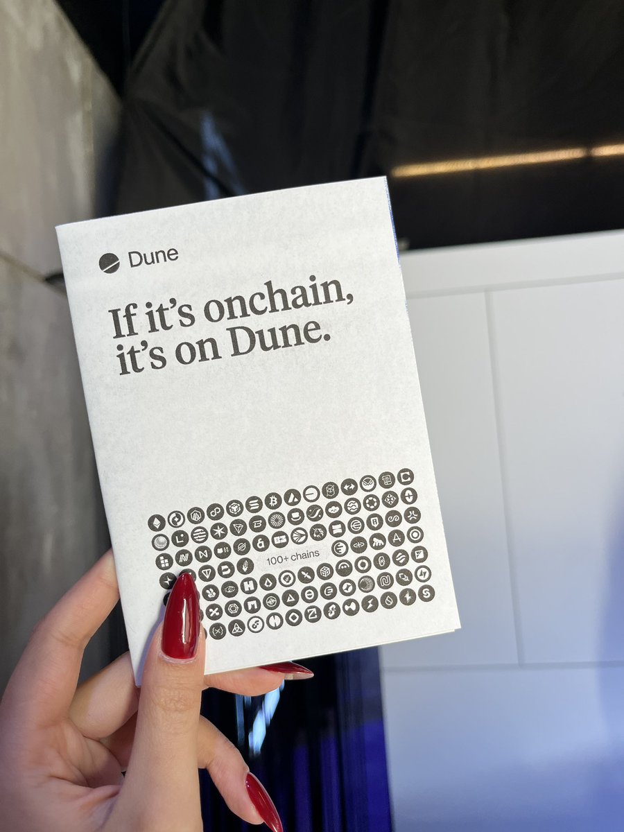 손에 든 'If it's onchain, it's on Dune' 문구 카드