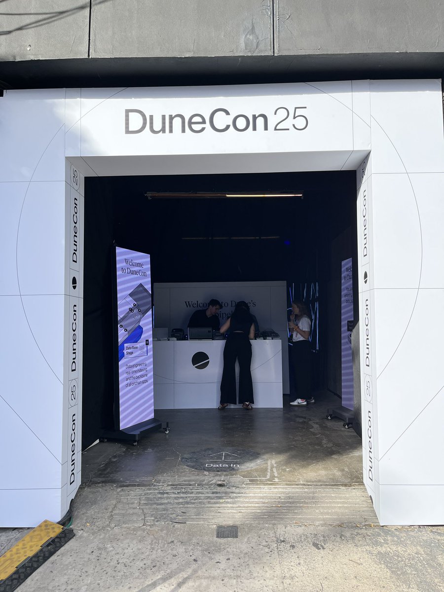 참가자들이 있는 DuneCon25 입구