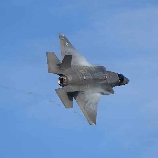 منذ يوم الاخبار تصب على دولة الإمارات العربية المتحدة والمملكة العربية السعودية من صفقات طائرات لطيران الإمارات وفلايت دبي واسلحه وصفقة بناء المفاعلات النووية السعودية وصفقة اف ٣٥ العالم كله يشاهد اخبار الإمارات والسعودية 🇸🇦🇦🇪🇸🇦🇦🇪🇸🇦🇦🇪🇸🇦