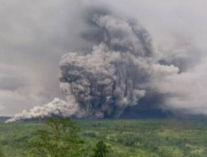 Ash cloud ejected to an altitude of 13 km from Mt Semeru in E. Java at around 5 PM today. A 10-km exclusion zone imposed. No flight disruptions reported. The volcano's alert status is set at the third-highest level. Residents in Pronojiwo district were evacuated #Semeru