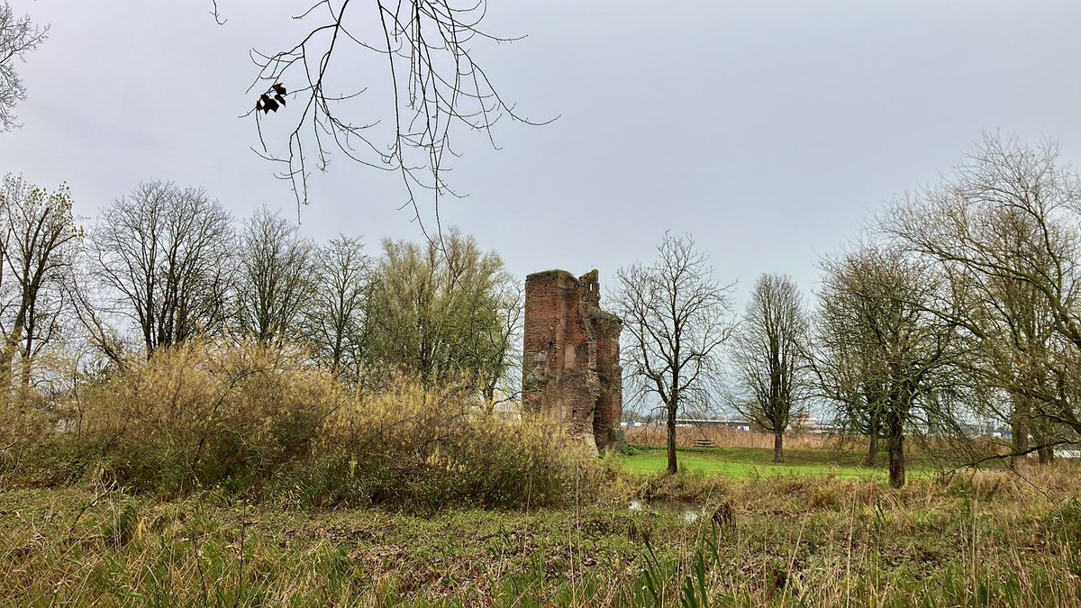 🌊🏰 In de nacht van 18 op 19 november brak rivier- en zeewater door de dijk van de #GroteWaard. Een groot deel van waard ging daarbij verloren, met dorpen, kloosters, kerken en kastelen, waaronder #HuisTeMerwede, waarvan een deel nog staat. #Kasteel #KasteelBijDordrecht