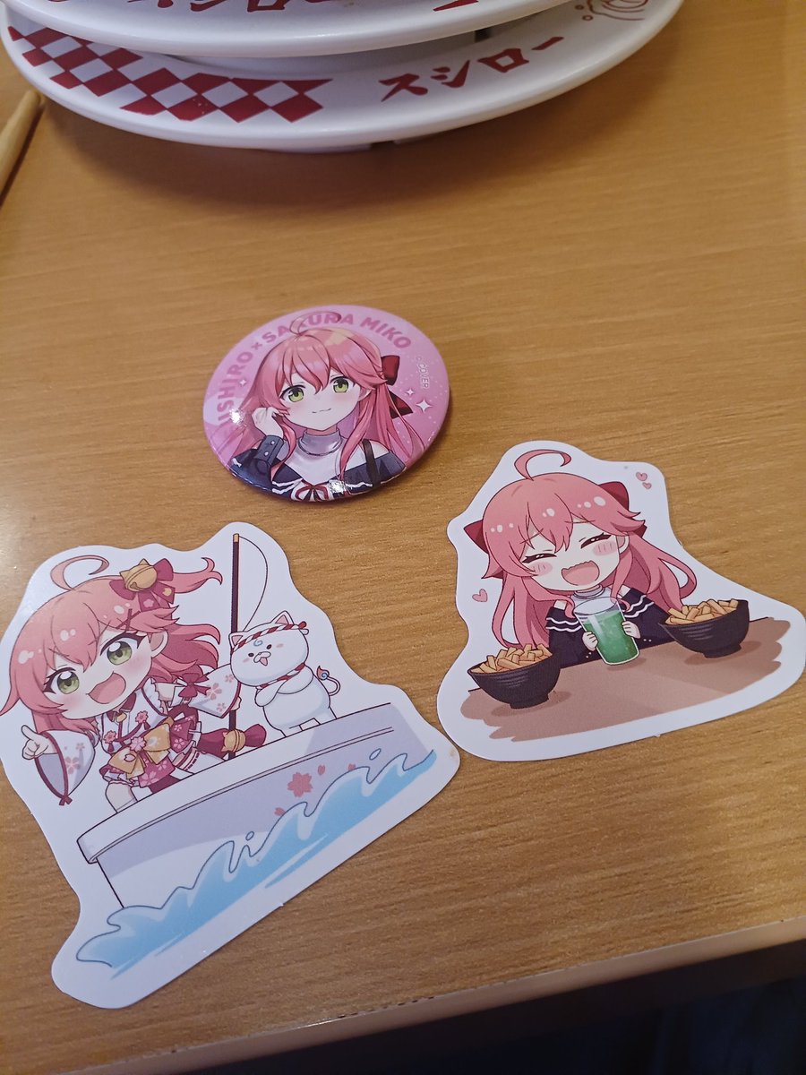 #スシローさくらみこコラボ

家族できたにぇ🎶
晩御飯少食なんやけど、みこちいっぱい食べたで〜