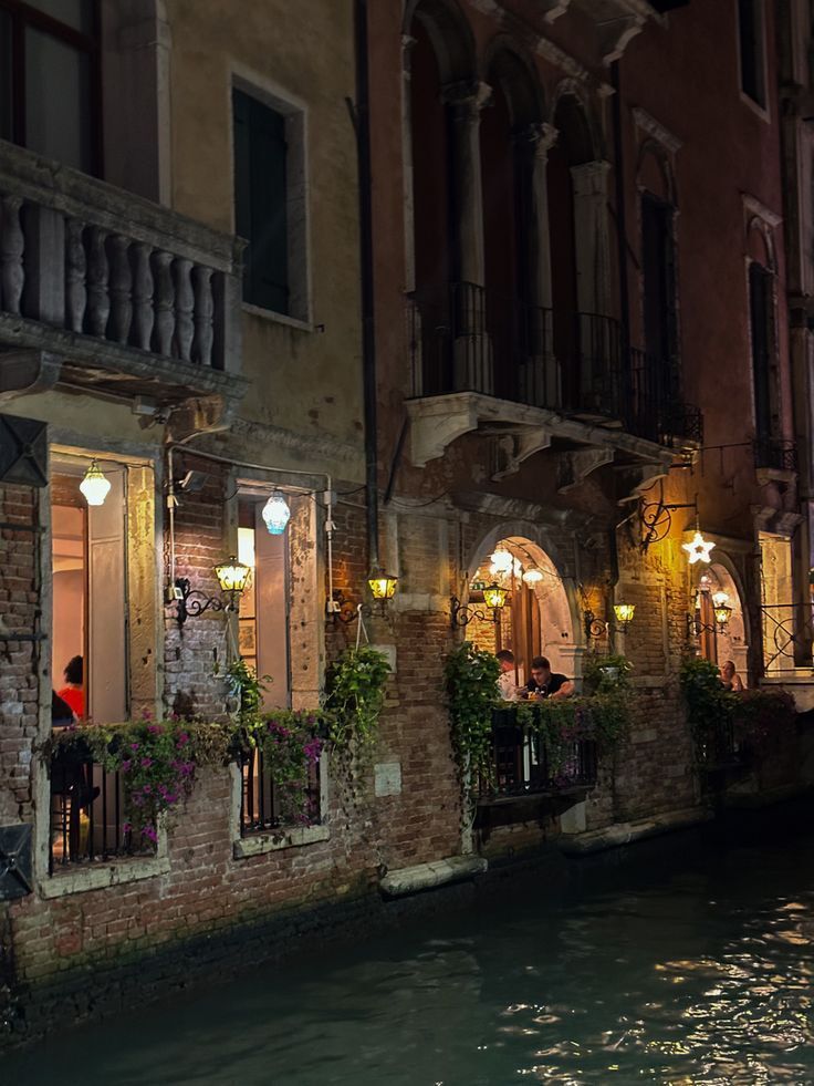 MozartCultures's tweet photo. venice at night, italy https://t.co/8Yf89Nx04S