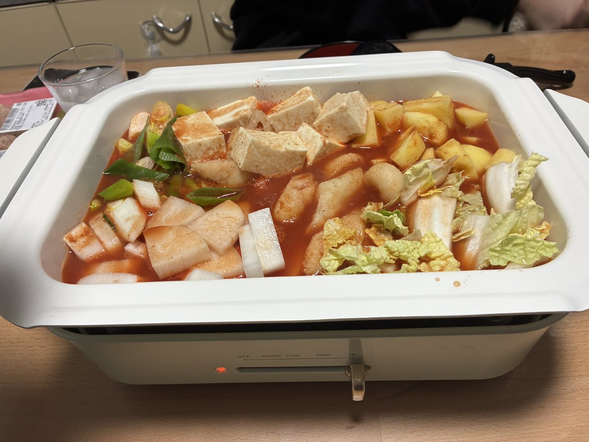 tomozu_onmusu's tweet image. 血の海だ…(トマト鍋)