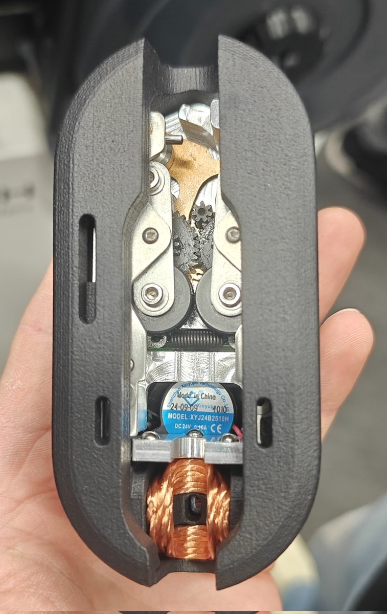 Adam_V3D's tweet image. FIRST LOOK. the inside of @BondtechAB INDX at #Formnext 
Full metal structure
Induction heater coil
IR thermal sensor
Dual drive gears
Two stage extrusion gear
Tool change locking mechanism.