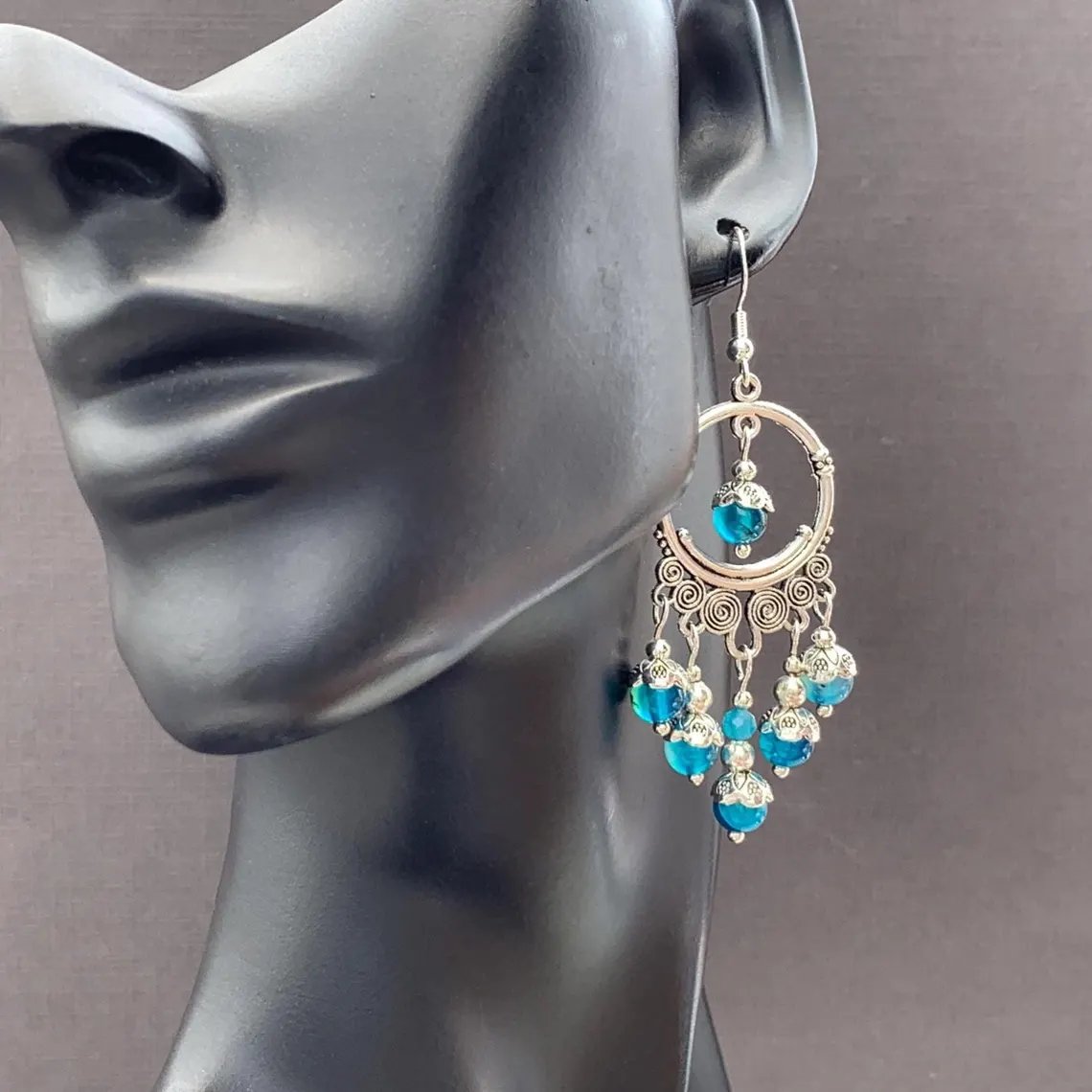 Handmade blue agate dangle earrings in a silver-tone finish — artisan boho jewellery with a delicate chandelier style, perfect as a unique gift.

Purchase via Etsy: etsy.com/uk/listing/433…

#blueagate #dangleearrings #bohostyle #hippiestyle #earringsofgemstone #gemstoneearrings
