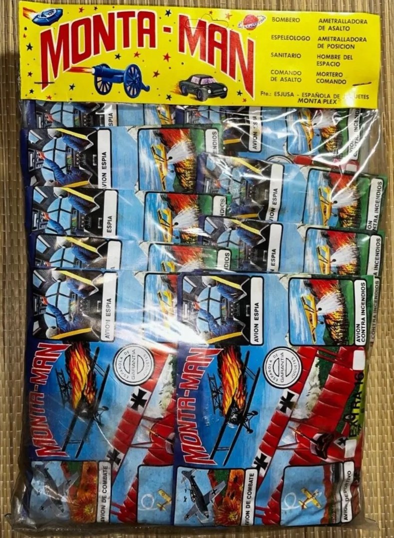 MONTA-MAN. Cuando la felicidad venía en forma de plástico barato dentro de un sobre de papel.
De venta en kioscos y en tiendas de golosinas.