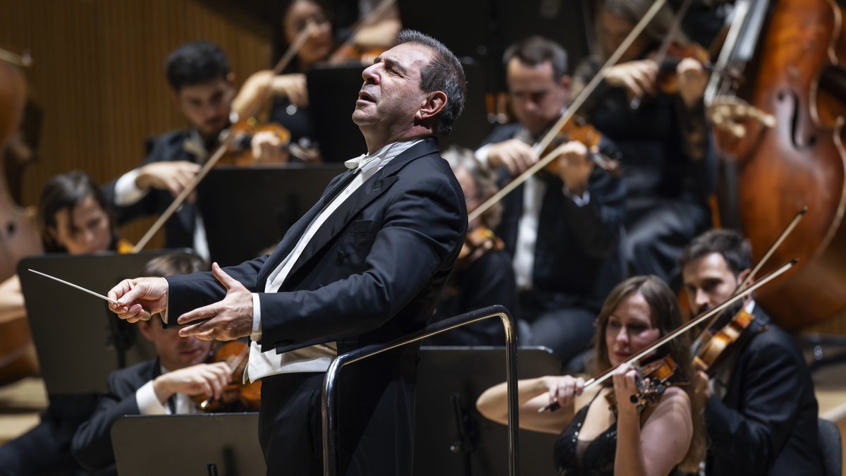 LesArtsValencia's tweet photo. 👏 Impressionant començament del cicle de les quatre simfonies de Brahms dirigides pel mestre Daniele Gatti.

El primer de quatre concerts entre Les Arts i Castelló que podràs disfrutar fins al divendres 21! https://t.co/5c7ClhWL78 

📸 Miguel Lorenzo https://t.co/RqAGTpfYzD