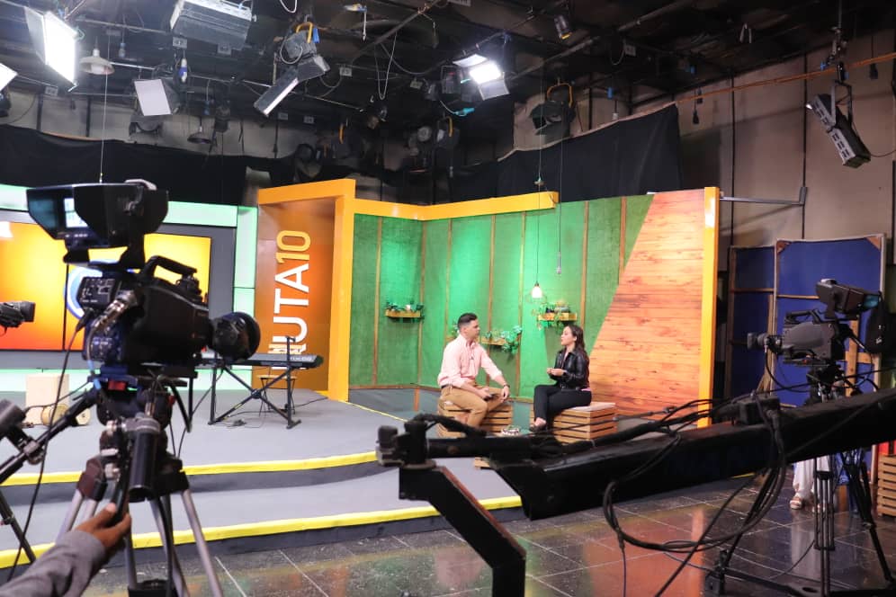 Minjus_Cuba's tweet photo. 🤔¿Tienes dudas sobre los servicios de la Defensoría?
🏛️ Lucía Guzmán Arteaga, Jefa del Departamento de Defensoría en #Artemisa, lo aclaró este martes en el programa televisivo Ruta 10.
Ayudamos a quienes se encuentran en situación de vulnerabilidad
#MinjusEnControlPopular 🇨🇺 https://t.co/qz8FOpgRQ6