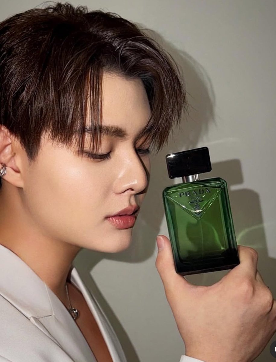 When the product is royal, the ambassador must match the crown — Saintsup for Parda.👑💅

Anyways it's winter right? Then why suddenly it's feeling hot 🔥 😏😉

<a href="/pradabeauty/">Prada Beauty</a> #Pradaparadigme
#PradaBeauty #PradaFragrances
#Saint_sup #MingEr <a href="/Saint_sup/">Saintsup 🎬</a>