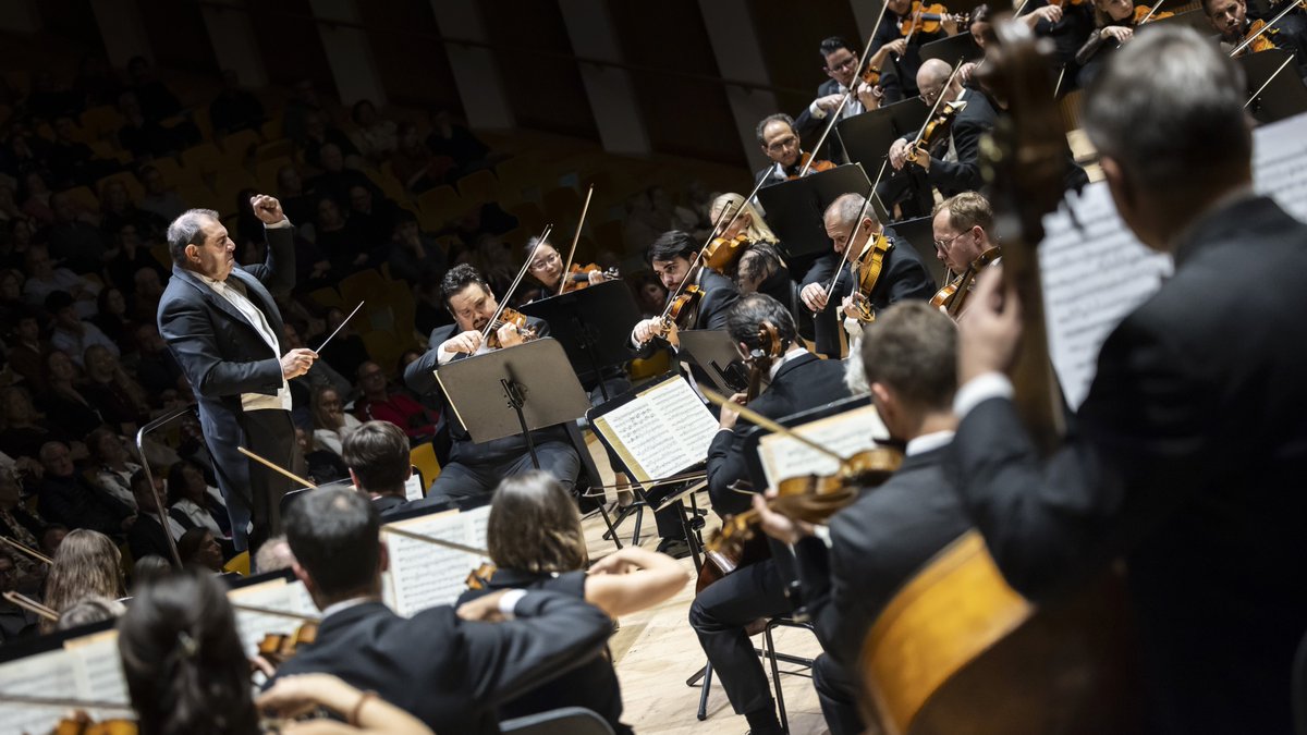 LesArtsValencia's tweet photo. 👏 Impressionant començament del cicle de les quatre simfonies de Brahms dirigides pel mestre Daniele Gatti.

El primer de quatre concerts entre Les Arts i Castelló que podràs disfrutar fins al divendres 21! https://t.co/5c7ClhWL78 

📸 Miguel Lorenzo https://t.co/RqAGTpfYzD