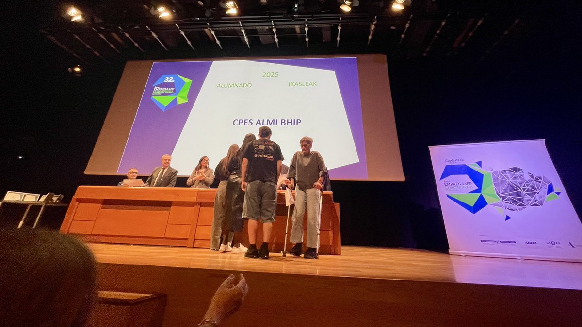 🎓 Los verdaderos protagonistas del día, alum@s de FP/LH recogiendo su diploma. Bere ahalegina eta konpromisoa ereduaren arrakastaren adibide dira. Zorionak guztioi! <a href="/Confebask/">Confebask</a>