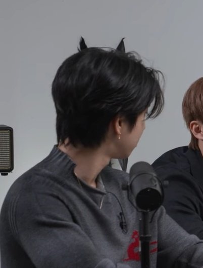 hallofmiso's tweet photo. the background prop makes it look like he has cat ears 😭 cutee https://t.co/mXW1dEhOIw