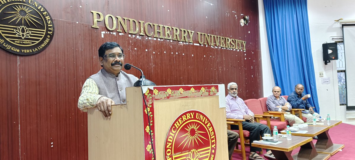 PU_PondyUni's tweet image. Vice-Chancellor Prof. P. Prakash Babu addressed the gathering on the occasion of the 41st Foundation Day of the School of Management. He highlighted the School’s remarkable journey and appreciated its significant contributions to academic excellence.
