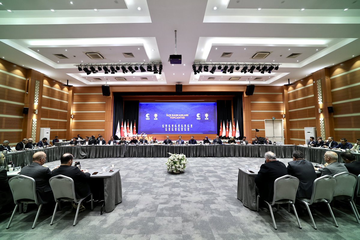 Bugün İl Başkanlığımızda, İlçe Başkanlarımızla gerçekleştirdiğimiz istişare toplantısında siyasi gündemi, yeni üye çalışmalarımızı ve mahalle mahalle yürüttüğümüz teşkilat programlarımızı ele aldık.

Her kapıya gitmeye, her gönüle dokunmaya, İstanbul’un her sokağına yeniden