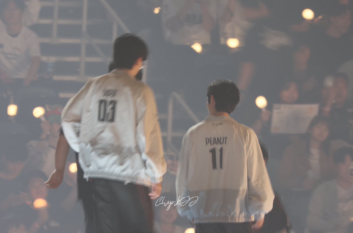 ChynkJJ's tweet photo. 「Peanut と共に過ごしたすべての瞬間は、私たちにとって祝福でした…」— Thank You Peanut
「最も暗い夜の中で私たちを照らす光になってくれた人、全ての栄光の始まりであり、その理由である人…」— Thank You Viper
_____ _____

さよならを言う時が来たね、#HLE25 🥺(REST) https://t.co/1RHSm6rrmL