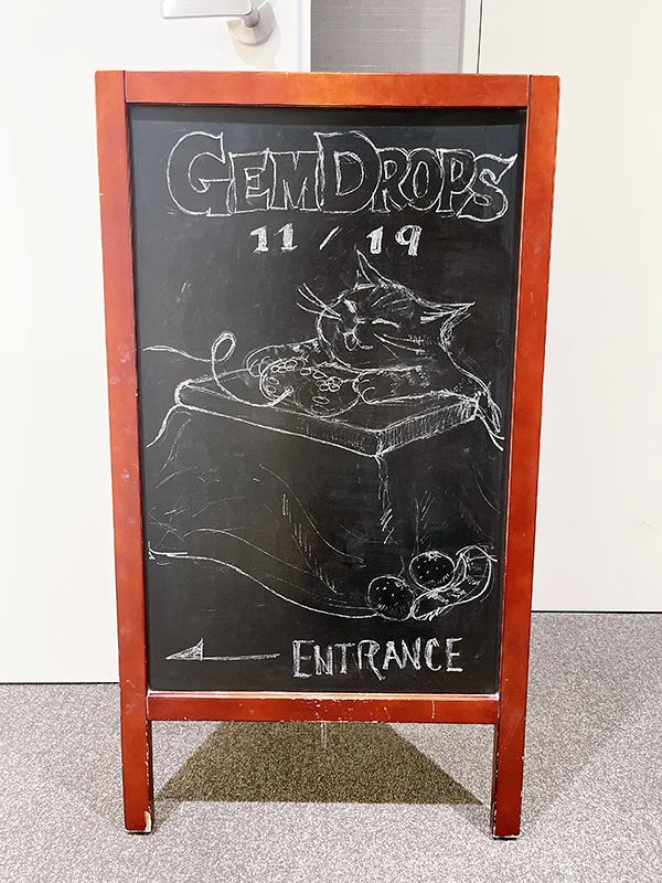 ＊今日の弊社エントランス＊
寒くなってきましたが
ねこちゃんはぬくぬくコタツでゲーム😽🎮
羨ましい～～！
最後にコタツに入ったのはいつだったかな…
コタツのあるお家、最近減ってそう…🥲
(3⃣)
#GEMDROPS_ENT