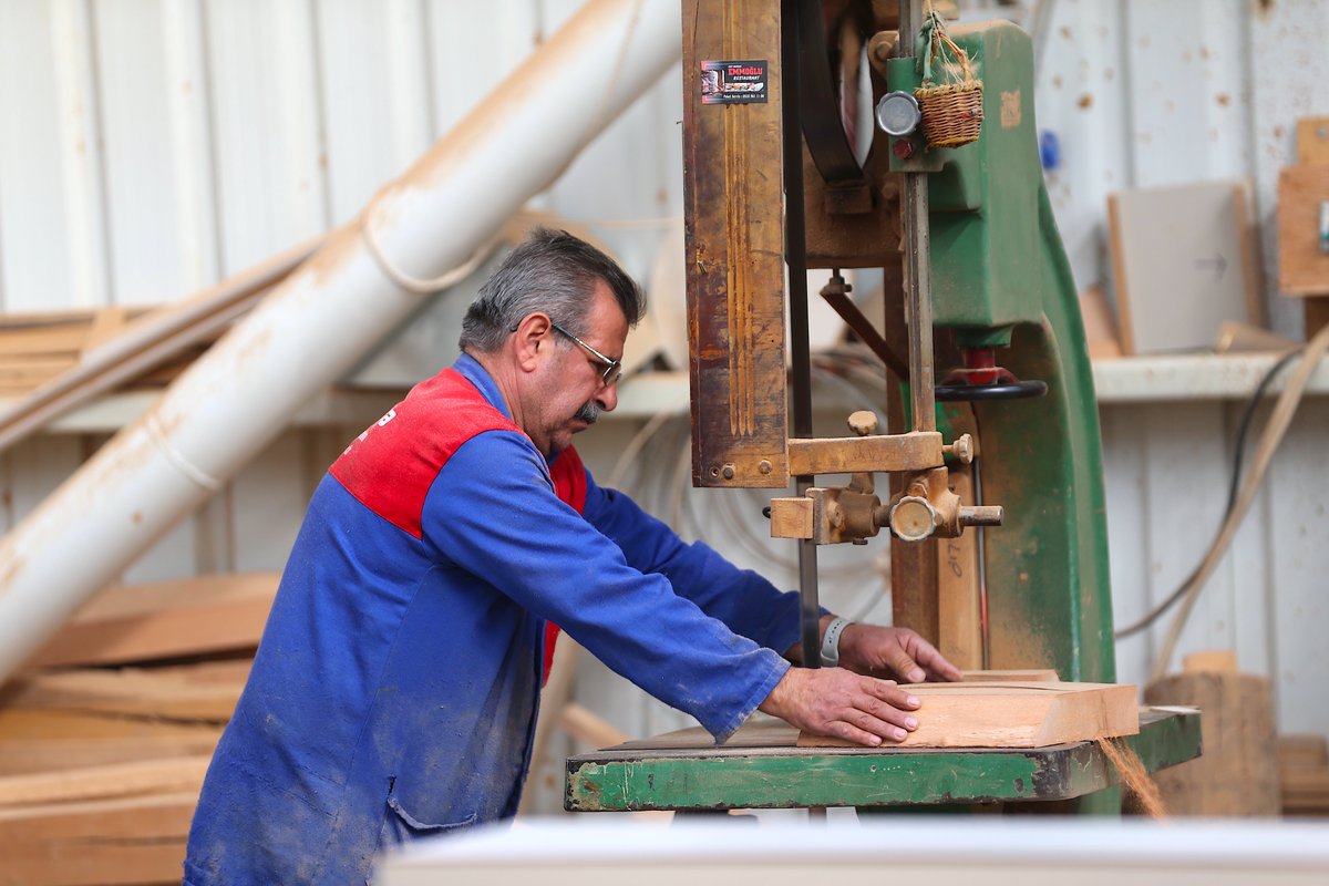 MOBİLYACILARDA 7 YIL SONRA FUAR HEYECANI!
Hatay'daki mobilyacılar Kovid-19 salgını, yer tahsisi ve 6 Şubat 2023'teki depremler nedeniyle 7 yıl sonra yeniden düzenlenecek olan Mobilya Fuarı'nda ürünlerini ziyaretçilerle buluşturacak.
sozgazetesi.com.tr/2025/11/19/mob…