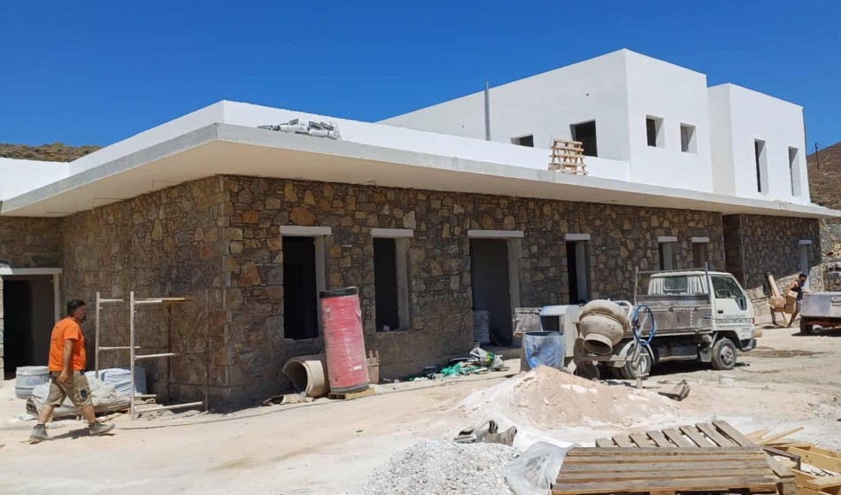 AnAthenianToLDN's tweet image. Αριστερά, είναι το ιατρείο Ψαρών που στέκει στο νησί για δεκαετίες.
 Δεξιά,αυτό που κατασκευάζεται (πολυδύναμο κέντρο υγείας πλέον) αυτή τη στιγμή επι υπουργίας του &quot;κατεδαφιστή της υγείας&quot; @AdonisGeorgiadi μαζί με 5 πλήρεις κατοικίες για το προσωπικό του Κ.Υ.