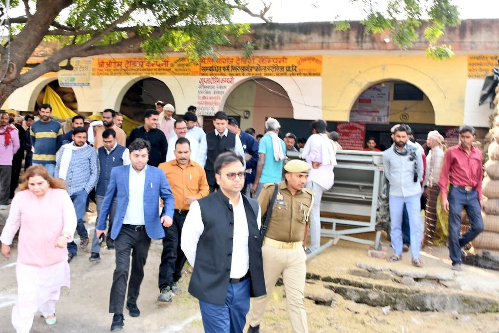 dm_firozabad's tweet image. जिलाधिकारी @RameshRanjanIAS ने नवीन कृषि उत्पादन मंडी परिसर, सिरसागंज स्थित धान क्रय केंद्र का निरीक्षण कर किसानों को सम्मानित किया तथा धान विक्रय हेतु उन्हें प्रेरित करते हुए संबंधित अधिकारियों को आवश्यक दिशा-निर्देश दिए। @CMOfficeUP @UPGovt @ChiefSecyUP @InfoDeptUP