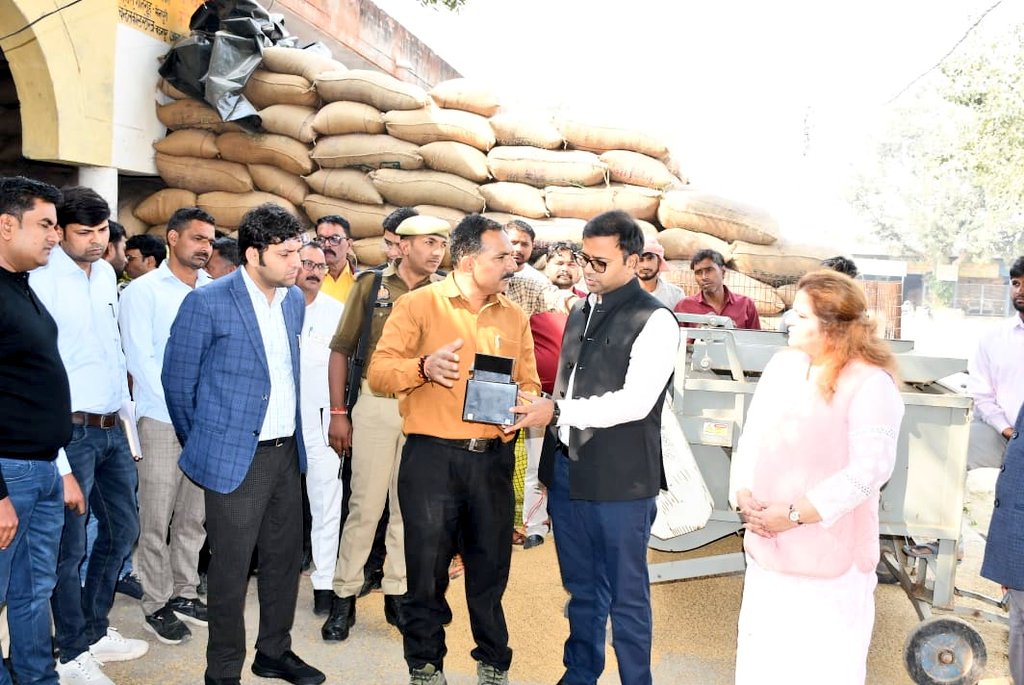 dm_firozabad's tweet image. जिलाधिकारी @RameshRanjanIAS ने नवीन कृषि उत्पादन मंडी परिसर, सिरसागंज स्थित धान क्रय केंद्र का निरीक्षण कर किसानों को सम्मानित किया तथा धान विक्रय हेतु उन्हें प्रेरित करते हुए संबंधित अधिकारियों को आवश्यक दिशा-निर्देश दिए। @CMOfficeUP @UPGovt @ChiefSecyUP @InfoDeptUP