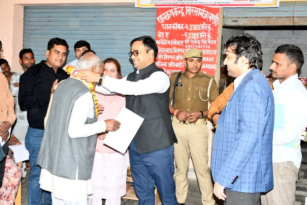 dm_firozabad's tweet image. जिलाधिकारी @RameshRanjanIAS ने नवीन कृषि उत्पादन मंडी परिसर, सिरसागंज स्थित धान क्रय केंद्र का निरीक्षण कर किसानों को सम्मानित किया तथा धान विक्रय हेतु उन्हें प्रेरित करते हुए संबंधित अधिकारियों को आवश्यक दिशा-निर्देश दिए। @CMOfficeUP @UPGovt @ChiefSecyUP @InfoDeptUP