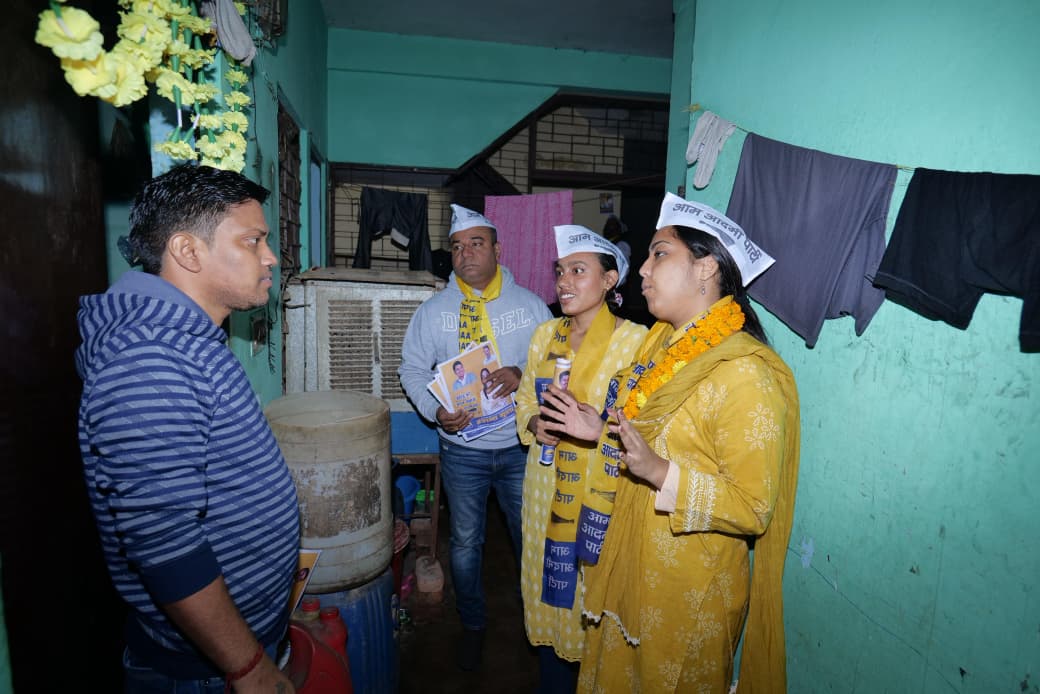 Eeshna_Gupta's tweet image. 📍ज़मरुदपुर, ग्रेटर कैलाश वार्ड - 173

आम ज़मरुदपुर में डोर-टू-डोर जनसंपर्क के दौरान क्षेत्रवासियों से जो अपार समर्थन मिला, वह दर्शाता है कि क्षेत्र की देवतुल्य जनता अब कुशासन और अव्यवस्था से तंग आ चुकी है। सभी नागरिकों ने एक स्वर में कहा कि वह क्षेत्र के निरंतर विकास के लिए आने…