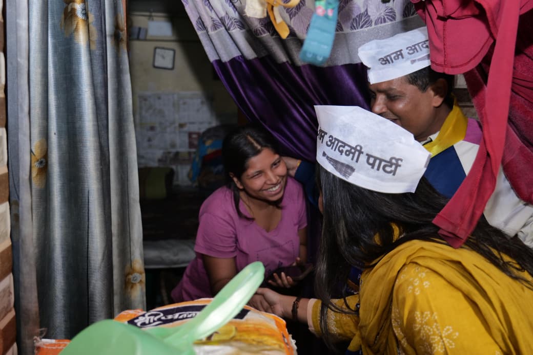 Eeshna_Gupta's tweet image. 📍ज़मरुदपुर, ग्रेटर कैलाश वार्ड - 173

आम ज़मरुदपुर में डोर-टू-डोर जनसंपर्क के दौरान क्षेत्रवासियों से जो अपार समर्थन मिला, वह दर्शाता है कि क्षेत्र की देवतुल्य जनता अब कुशासन और अव्यवस्था से तंग आ चुकी है। सभी नागरिकों ने एक स्वर में कहा कि वह क्षेत्र के निरंतर विकास के लिए आने…