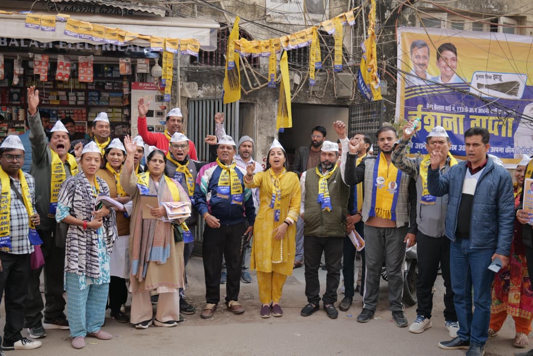 Eeshna_Gupta's tweet image. 📍ज़मरुदपुर, ग्रेटर कैलाश वार्ड - 173

आम ज़मरुदपुर में डोर-टू-डोर जनसंपर्क के दौरान क्षेत्रवासियों से जो अपार समर्थन मिला, वह दर्शाता है कि क्षेत्र की देवतुल्य जनता अब कुशासन और अव्यवस्था से तंग आ चुकी है। सभी नागरिकों ने एक स्वर में कहा कि वह क्षेत्र के निरंतर विकास के लिए आने…