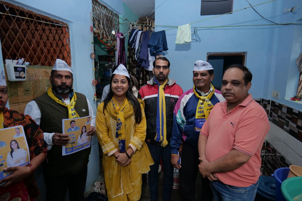 Eeshna_Gupta's tweet image. 📍ज़मरुदपुर, ग्रेटर कैलाश वार्ड - 173

आम ज़मरुदपुर में डोर-टू-डोर जनसंपर्क के दौरान क्षेत्रवासियों से जो अपार समर्थन मिला, वह दर्शाता है कि क्षेत्र की देवतुल्य जनता अब कुशासन और अव्यवस्था से तंग आ चुकी है। सभी नागरिकों ने एक स्वर में कहा कि वह क्षेत्र के निरंतर विकास के लिए आने…