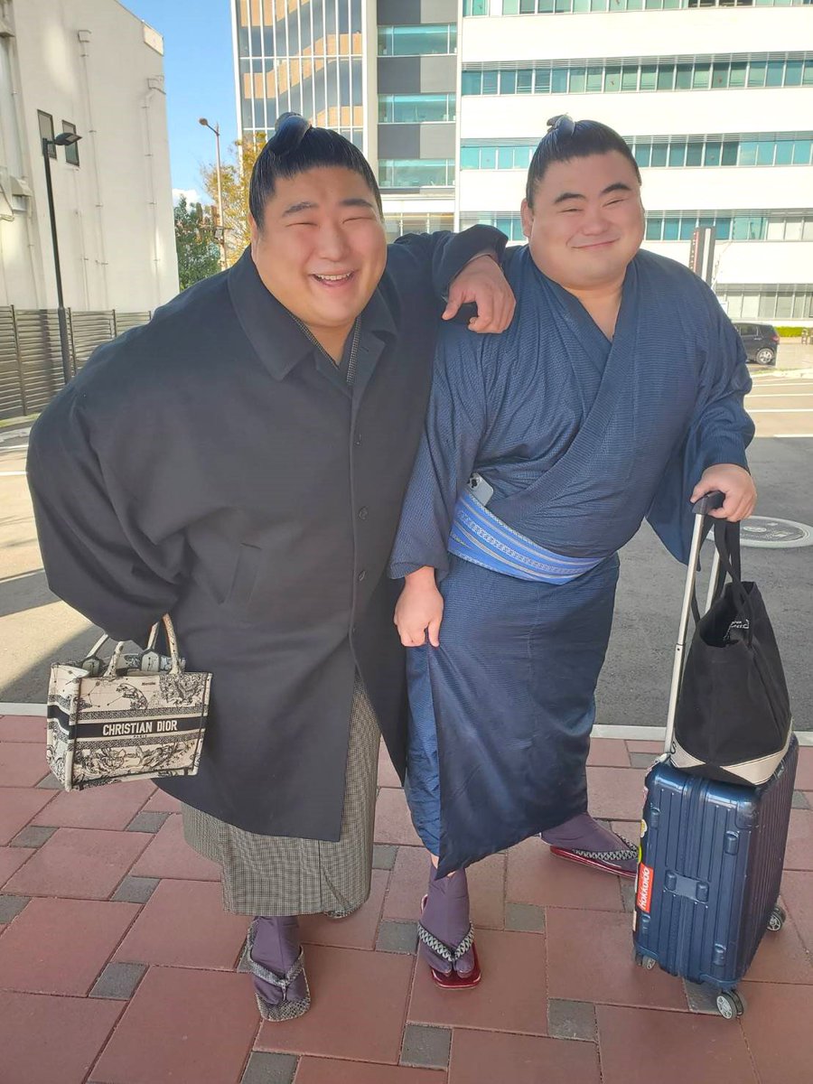 お相撲さん達
COWCOWポーズ好きだよね😂😂