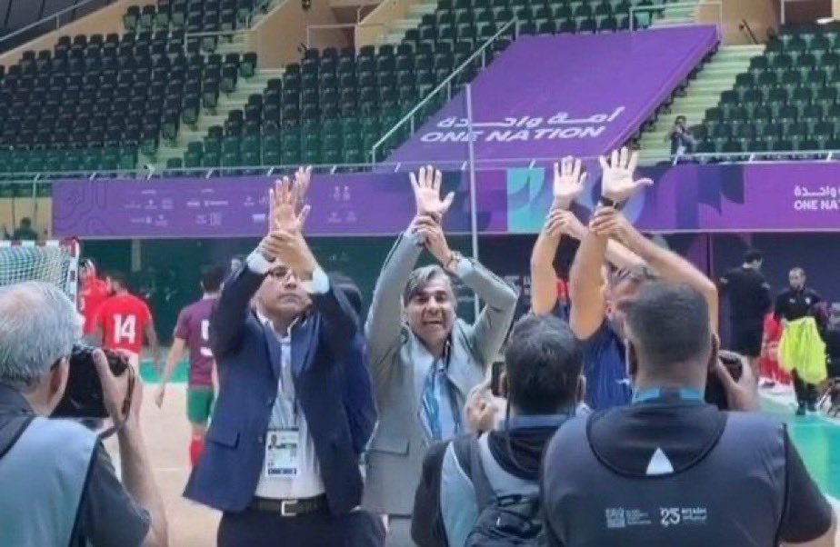 وحیدشمسایی عزیز
پس از کسب‌قهرمانی به جای‌حرکت های سخیف 
کاری‌کرد که نماد عشق و غیرت همیشگی او بود!
نماد شیعیان در غدیر‌که در کمال‌احترام گفته شد
به هیچکس بر نخورد ،‌جز تعدادی‌روشن فکر نما!
کسانی‌که اعتقادات خود را به‌جای خلوت خویش 
در کف خیابان ها بیان می‌کردند ،الان ناراحت‌اند!