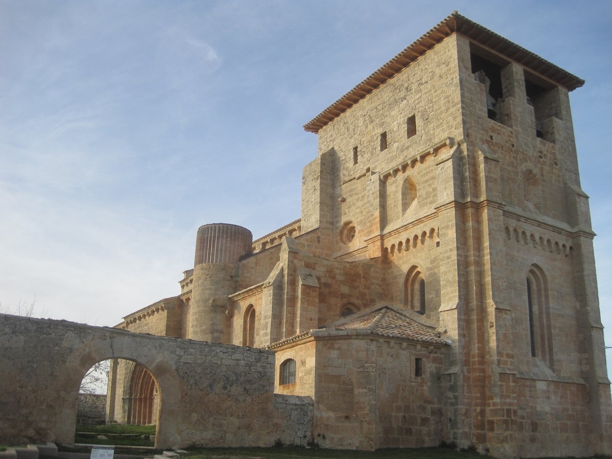 Por algo figura la #Catedraldelpáramo en la #Enciclopedia del #Románico de la <a href="/FundacionSMLRPH/">Fundación Santa María la Real</a>, imprescindible para conocer y proteger ese tipo de #arte. Tras ese magno #proyecto y otros, como <a href="/Las_Edades/">Las Edades del Hombre</a>, hay #personas a las que estar muy agradecidos:
elpais.com/cultura/2025-1…