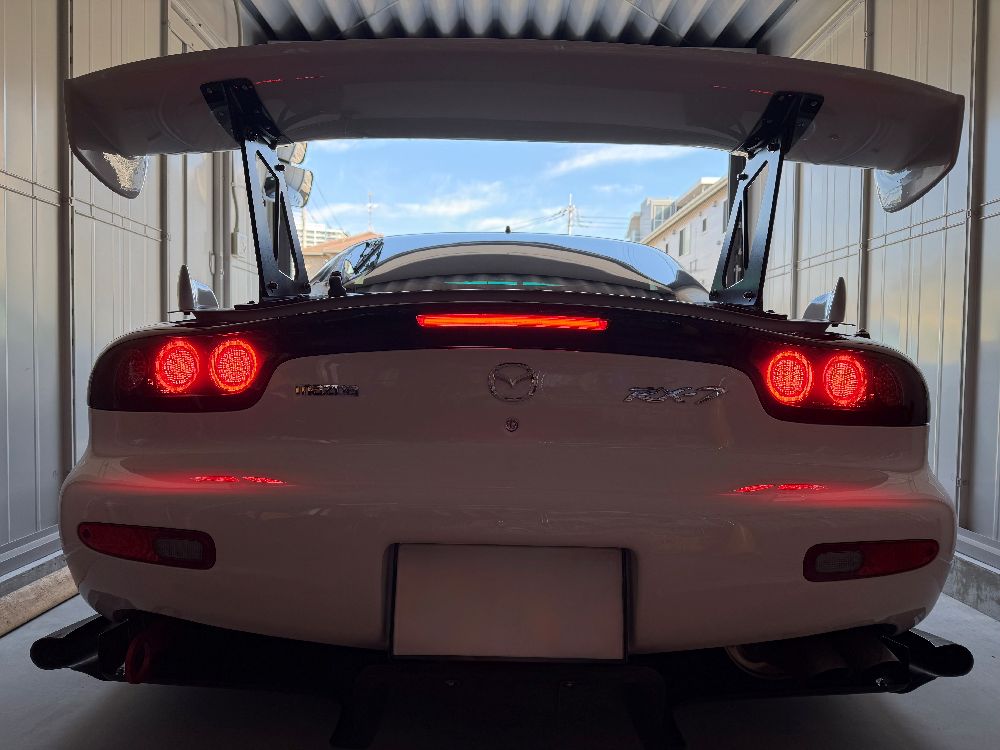 QestJapan's tweet image. RX7　FD3SのフルLEDテールランプ、セミオーダーメイド製作。

後期ベースで外周リング＋内周は敷き詰めデザイン。
外周リングと内周間を遮光し、別回路で製作。

qestjapan.com/mdiary/entry/2…

#fd3s  #RX7