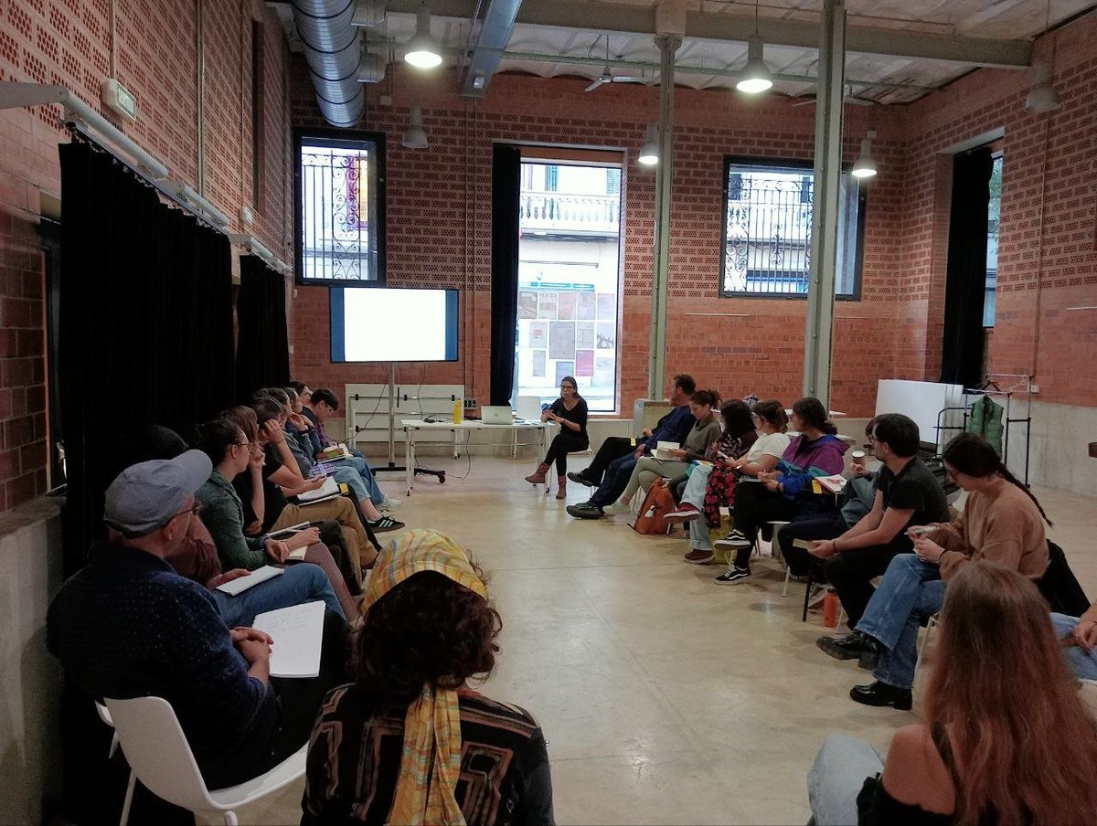 ciutatinvisible's tweet image. Les teories i pràctiques feministes són cabdals per un cooperativisme i una economia solidària transformadora. Al #PostgrauESSCoop potent doble sessió: Karolyna Núñez @Espailatregua sobre Feminismes del Sud Global i Elba Mansilla @ciutatinvisible sobre Economia Feminista. Grans!