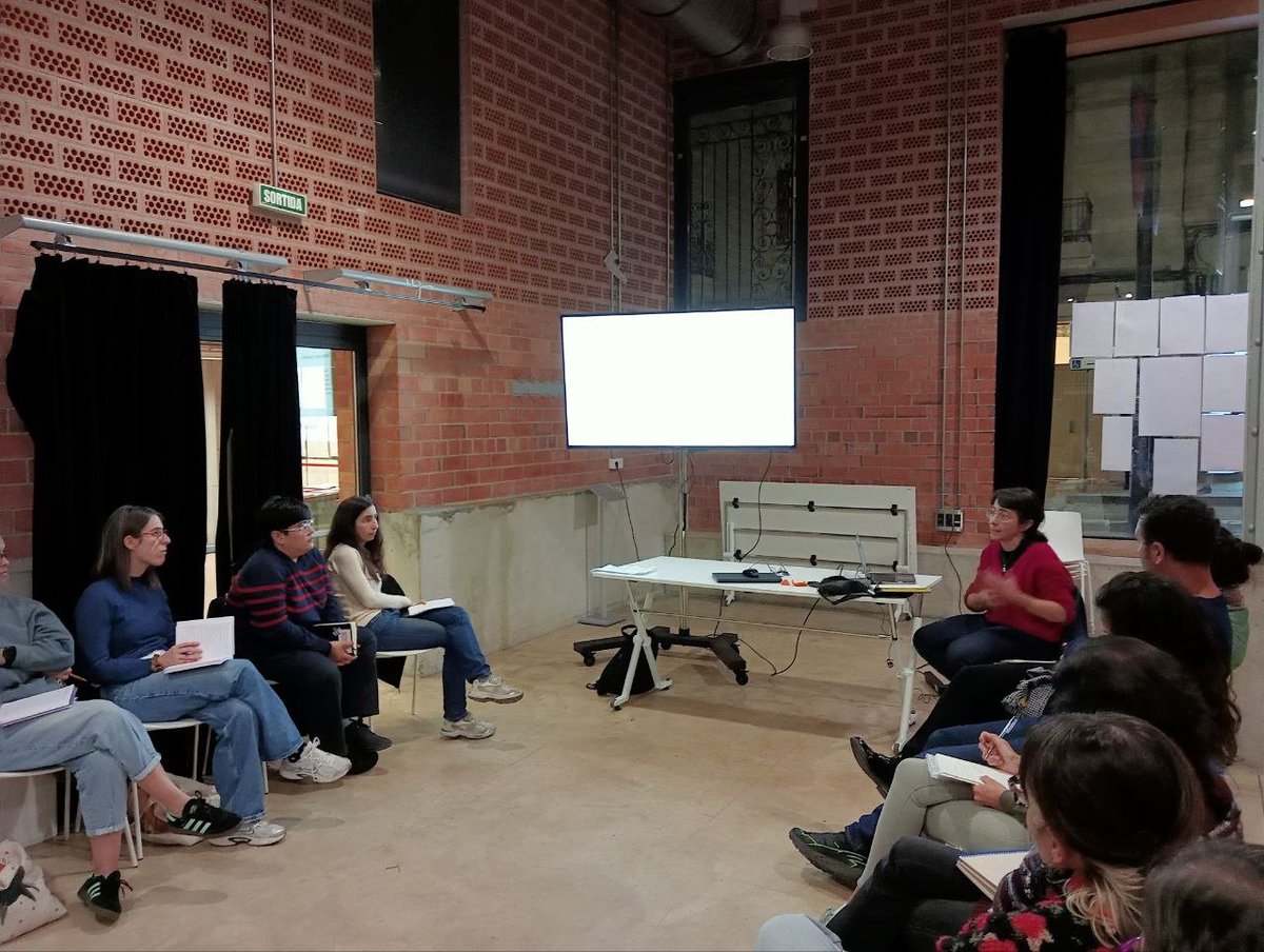 ciutatinvisible's tweet image. Les teories i pràctiques feministes són cabdals per un cooperativisme i una economia solidària transformadora. Al #PostgrauESSCoop potent doble sessió: Karolyna Núñez @Espailatregua sobre Feminismes del Sud Global i Elba Mansilla @ciutatinvisible sobre Economia Feminista. Grans!