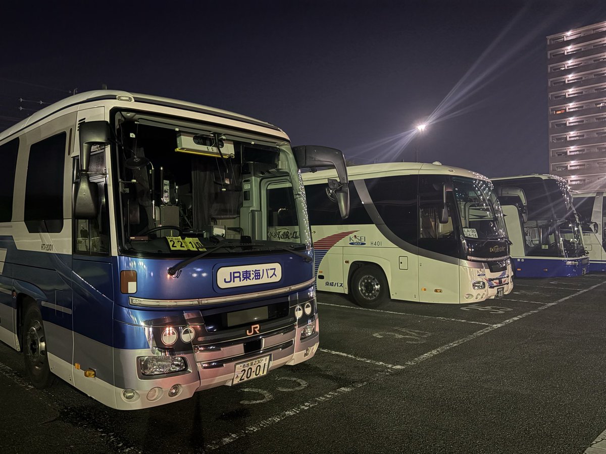 JRtokai_bus's tweet image. 車庫を歩くとレトロバスが。

ふむふむ、22:15に出庫するのか。
ぬぬぬ、今日は北陸の気分なのか。

寒いですが、ご安全に！！

#JR東海バス #レトロバス #ラッピングバス #夜行バス #富山 #金沢 #北陸ドリーム名古屋号 #高速バスネット
